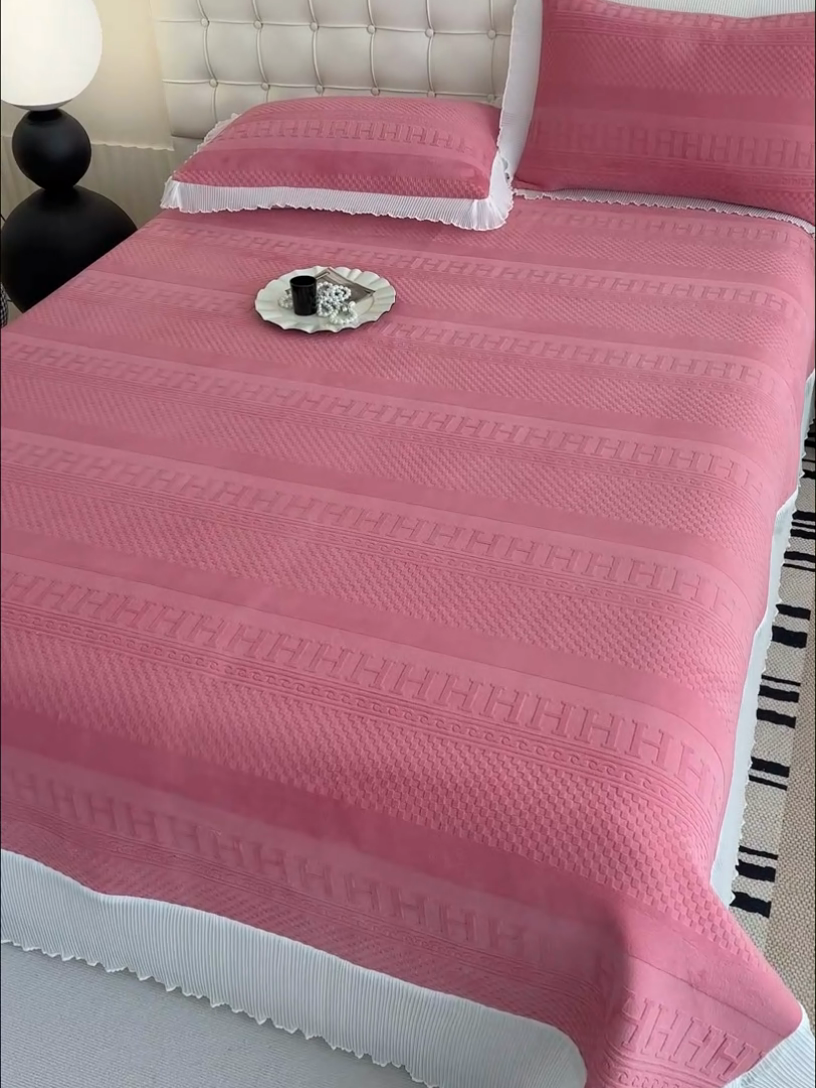 91家纺网 家纺一手货源 找家纺 冬然家纺 2024新款雕花绒床盖系列 H-玫瑰粉