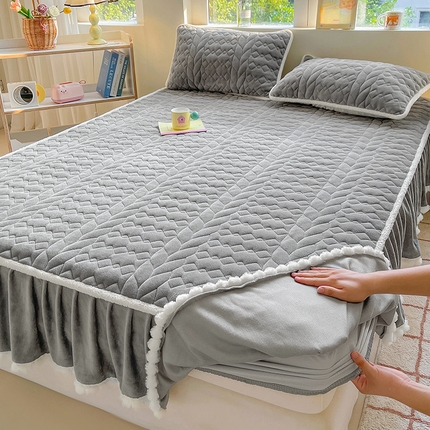 91家纺网 家纺一手货源 找家纺 2025新款牛奶绒夹棉床笠毛球款加厚纯色保暖床垫保护套床裙床笠二合一 深空灰-毛球款