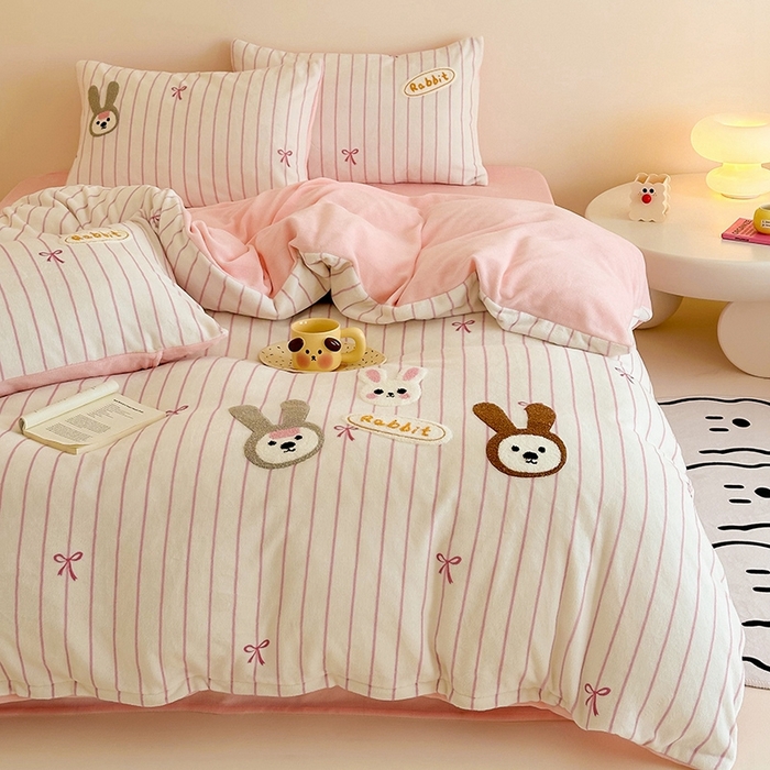 91家纺网 家纺一手货源 找家纺 沐棉家居 2024新款高克重条纹牛奶绒毛巾绣四件套 可爱兔