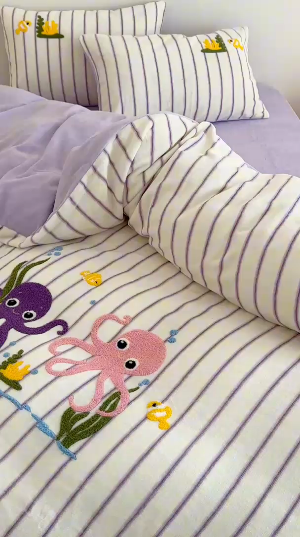 91家纺网 家纺一手货源 找家纺 沐棉家居 2024新款高克重条纹牛奶绒毛巾绣四件套 海底世界