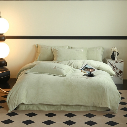 91家纺网 家纺一手货源 找家纺 名品优仓 2024新款牛奶绒绣花四件套-米娅 绿矾