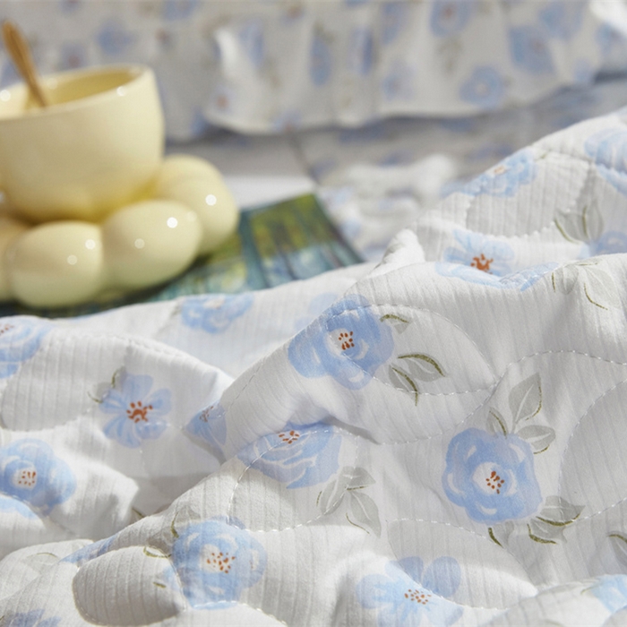 91家纺网 家纺一手货源 找家纺 十个点家纺 2025新款印花夹棉床盖三件套-晚秋系列 蓝色玫瑰