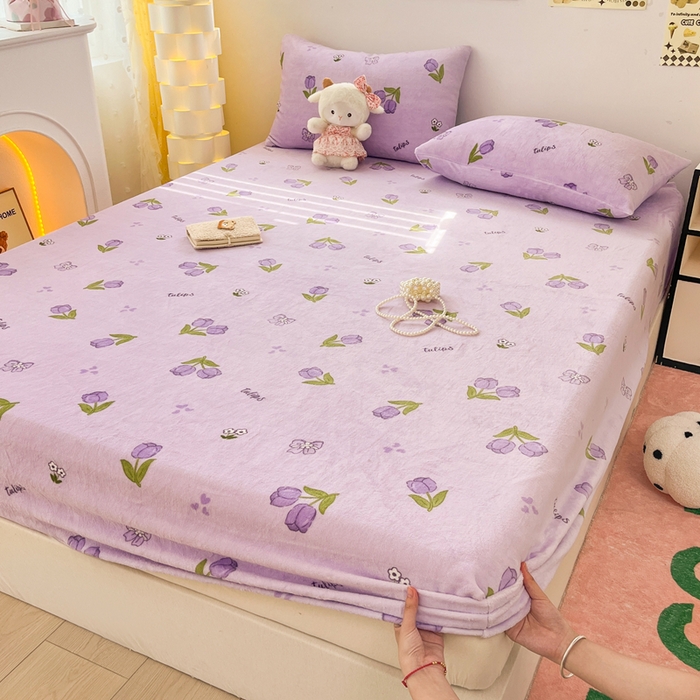 91家纺网 家纺一手货源 找家纺 默忆 2025新款加厚印花牛奶绒床笠三件套单床笠 郁金香紫