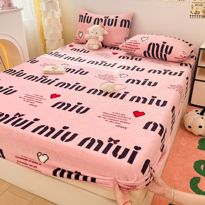 91家纺网 家纺一手货源 找家纺 默忆 2025新款加厚印花牛奶绒床笠三件套单床笠 与你由甜