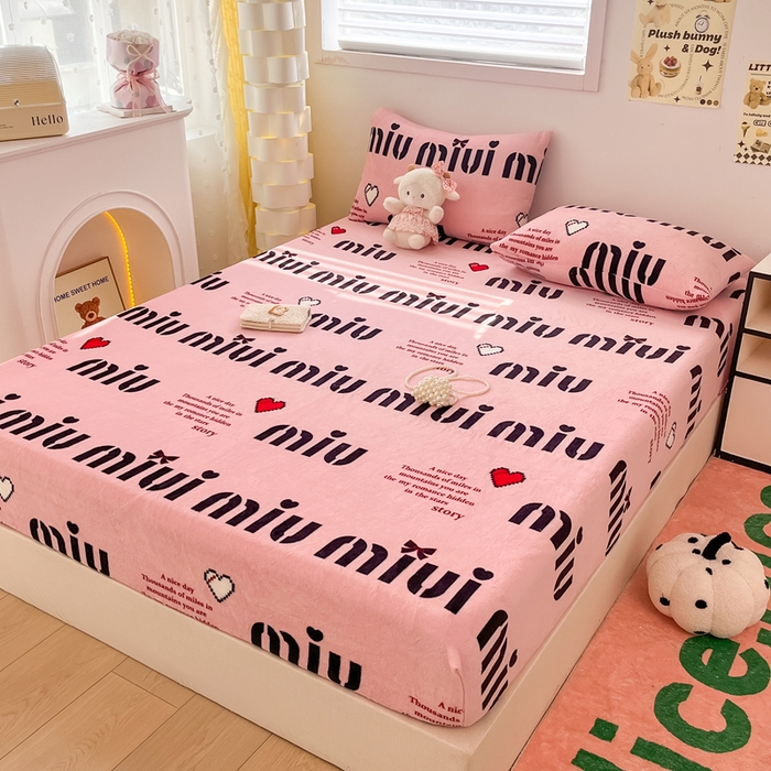 91家纺网 家纺一手货源 找家纺 默忆 2025新款加厚印花牛奶绒床笠三件套单床笠 与你由甜