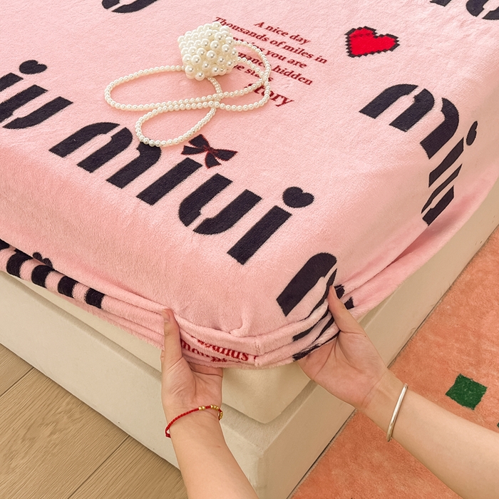 91家纺网 家纺一手货源 找家纺 默忆 2025新款加厚印花牛奶绒床笠三件套单床笠 与你由甜