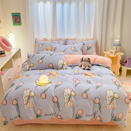 91家纺网 家纺一手货源 找家纺 本制 2025新款B类牛奶绒印花四件套 芳香熊兔