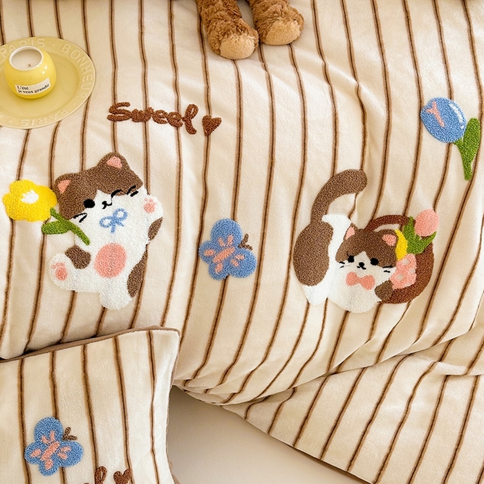 91家纺网 家纺一手货源 找家纺 沐棉家居 2024新款高克重条纹牛奶绒毛巾绣四件套 小花猫-咖