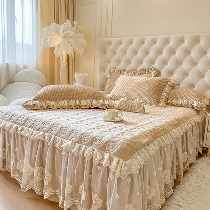 91家纺网 家纺一手货源 找家纺 瑞宝 2025新款全消光牛奶绒花边款床裙三件套 暖暖-浅奶咖