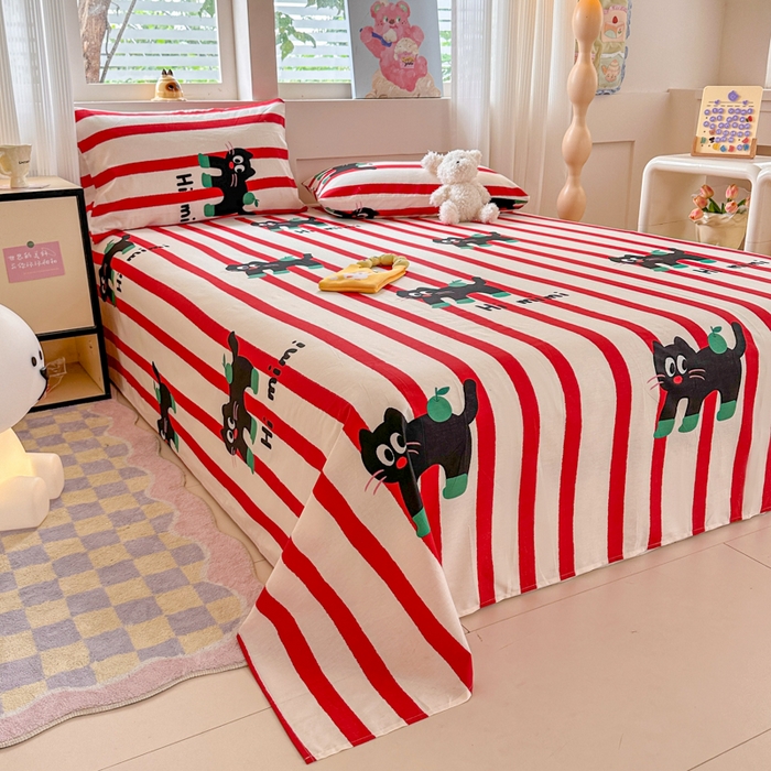 91家纺网 家纺一手货源 找家纺 吉象家纺 2024新款高支密全棉印花单床单 红线条小黑猫