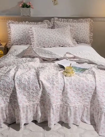 91家纺网 家纺一手货源 找家纺 十个点家纺 2025新款印花夹棉床盖三件套-晚秋系列 红粉世家