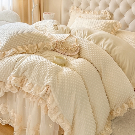 91家纺网 家纺一手货源 找家纺 （总）瑞宝 2025新款全消光牛奶绒花边款床裙四件套-暖暖
