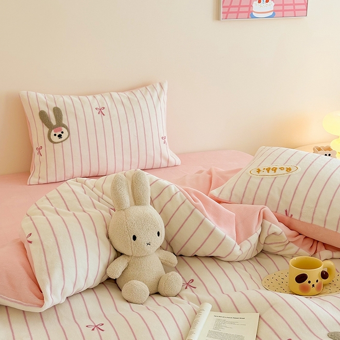 91家纺网 家纺一手货源 找家纺 沐棉家居 2024新款高克重条纹牛奶绒毛巾绣四件套 可爱兔