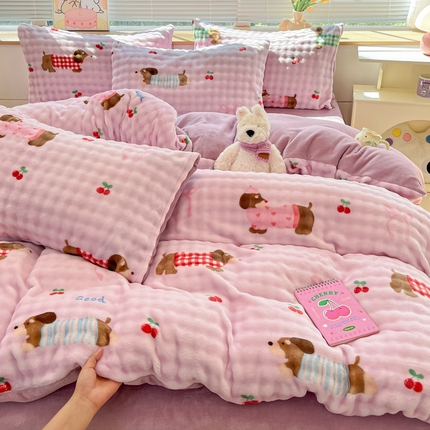 91家纺网 家纺一手货源 找家纺 梵克保罗 2024新款泡泡绒加厚立体牛奶绒单被套多功能被套毯 狗狗乐园浅紫