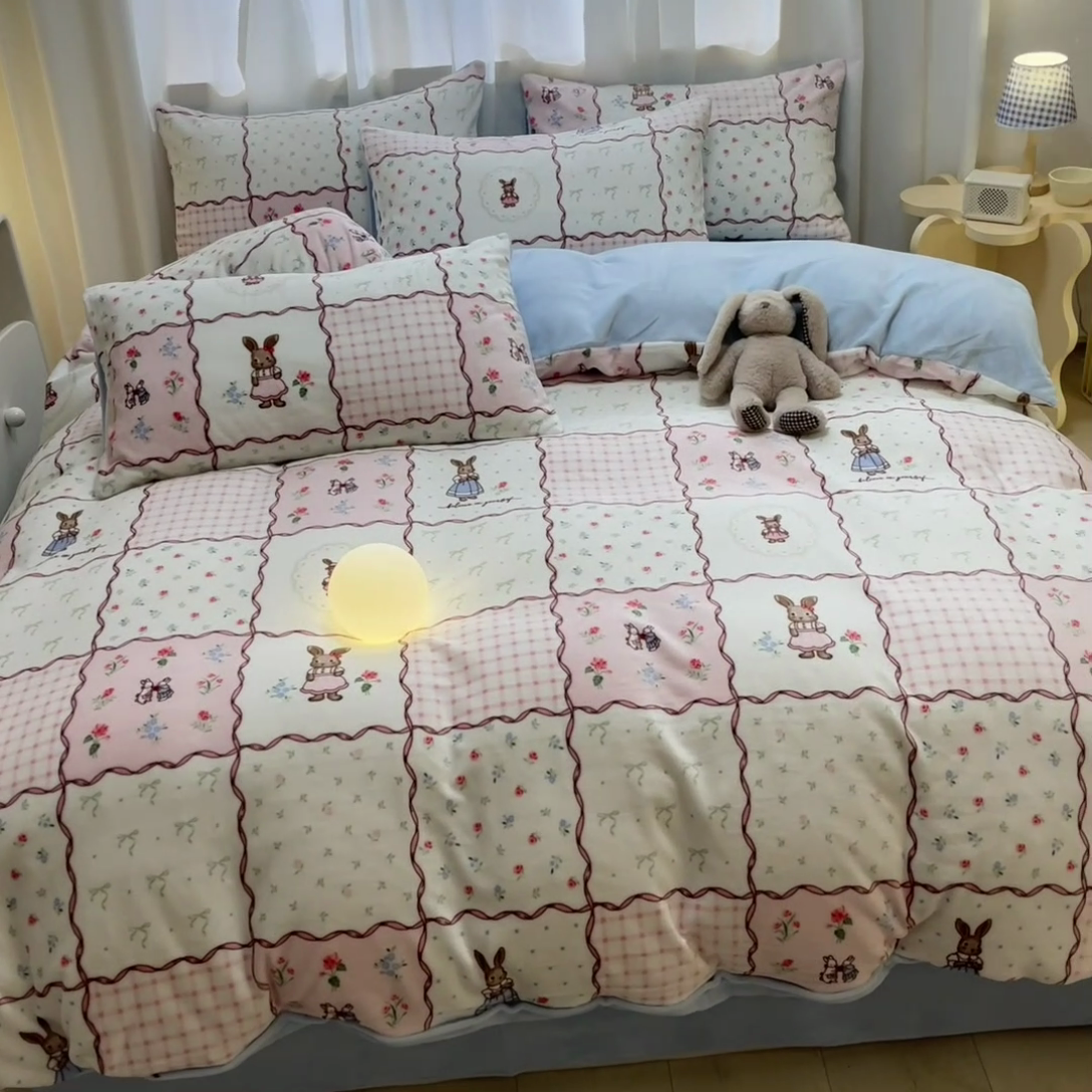 91家纺网 家纺一手货源 找家纺 本制 2025新款B类牛奶绒印花四件套 方格兔