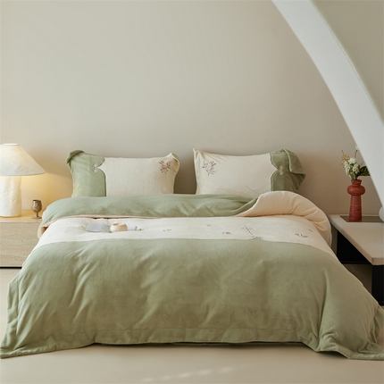 91家纺网 家纺一手货源 找家纺 （总）名品优仓 2024新款高克重牛奶绒刺绣宽边四件套-暮春