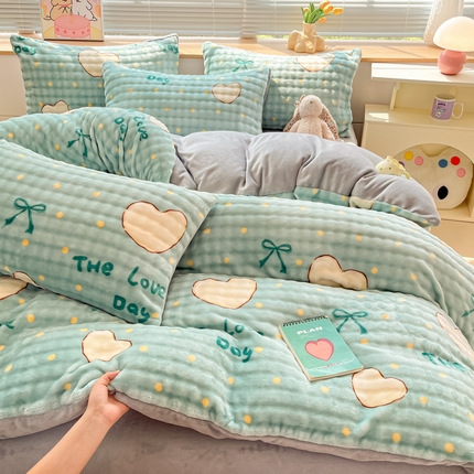 91家纺网 家纺一手货源 找家纺 梵克保罗 2024新款泡泡绒加厚立体牛奶绒单被套多功能被套毯 爱心绿