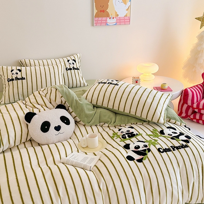 91家纺网 家纺一手货源 找家纺 沐棉家居 2024新款高克重条纹牛奶绒毛巾绣四件套 竹子熊猫-绿