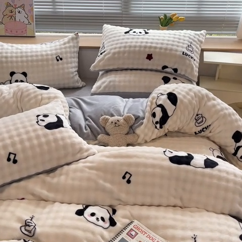 91家纺网 家纺一手货源 找家纺 梵克保罗 2024新款泡泡绒加厚立体牛奶绒单被套多功能被套毯 音乐熊猫