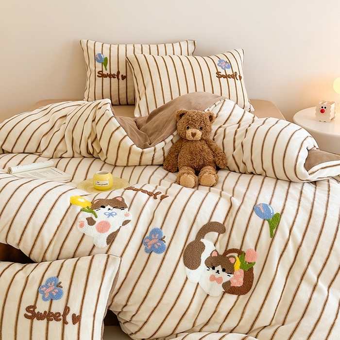 91家纺网 家纺一手货源 找家纺 沐棉家居 2024新款高克重条纹牛奶绒毛巾绣四件套 小花猫-咖