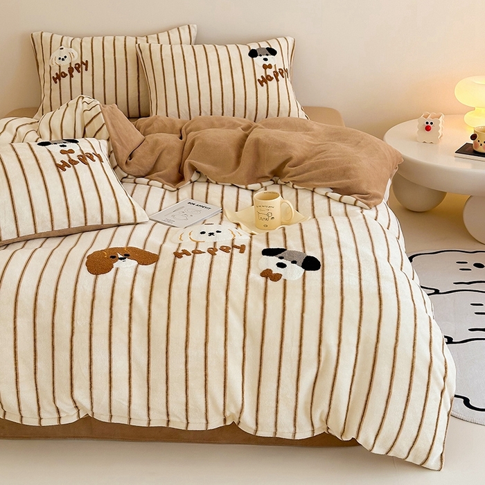 91家纺网 家纺一手货源 找家纺 沐棉家居 2024新款高克重条纹牛奶绒毛巾绣四件套 快乐狗