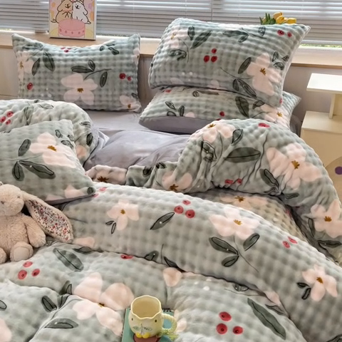 91家纺网 家纺一手货源 找家纺 梵克保罗 2024新款泡泡绒加厚立体牛奶绒单被套多功能被套毯 山茶花