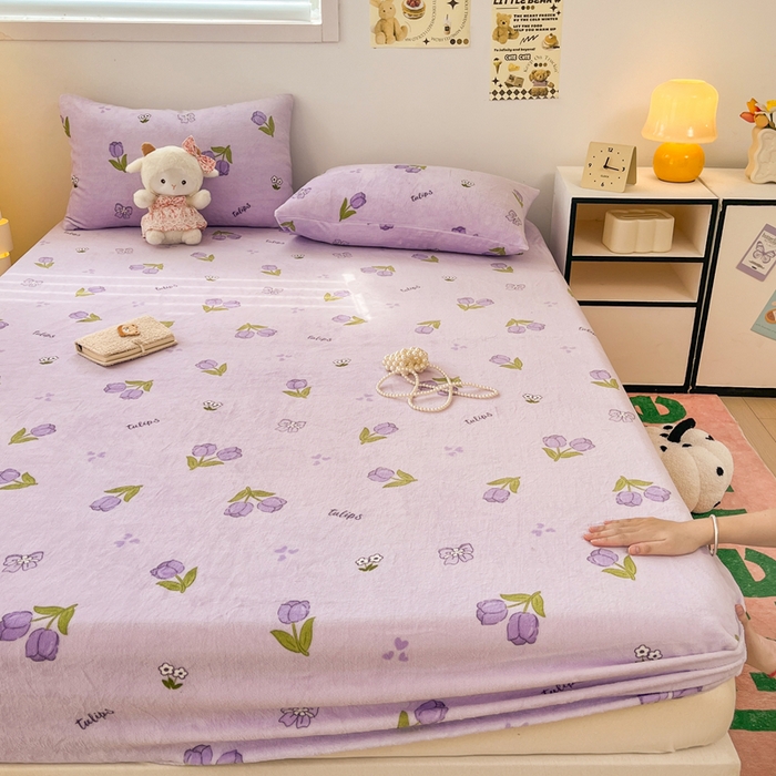 91家纺网 家纺一手货源 找家纺 默忆 2025新款加厚印花牛奶绒床笠三件套单床笠 郁金香紫