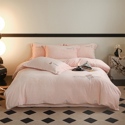 91家纺网 家纺一手货源 找家纺 名品优仓 2024新款牛奶绒绣花四件套-米娅 嫩粉