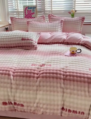 91家纺网 家纺一手货源 找家纺 梵克保罗 2024新款泡泡绒加厚立体牛奶绒单被套多功能被套毯 粉色空间