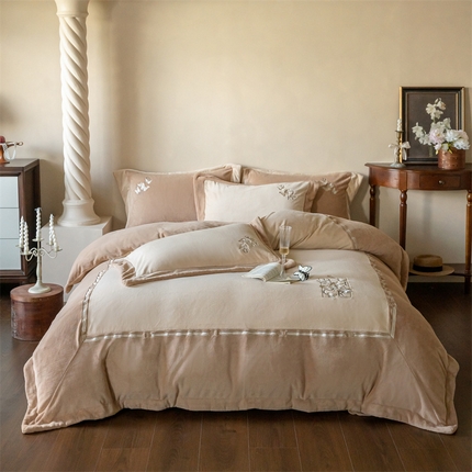 91家纺网 家纺一手货源 找家纺 （总）名品优仓 2024新款高克重牛奶绒绣花四件套-梦蝶之翼