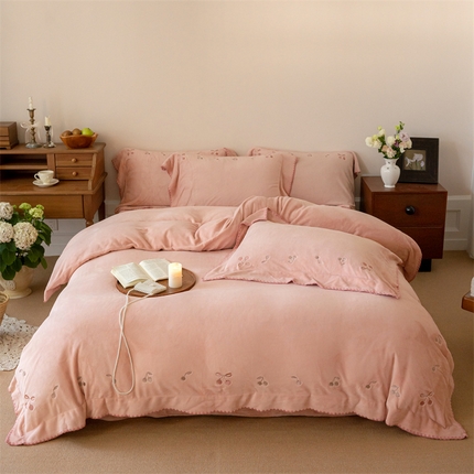 91家纺网 家纺一手货源 找家纺 （总）名品优仓 2024新款高克重牛奶绒绣花四件套-樱桃之玥