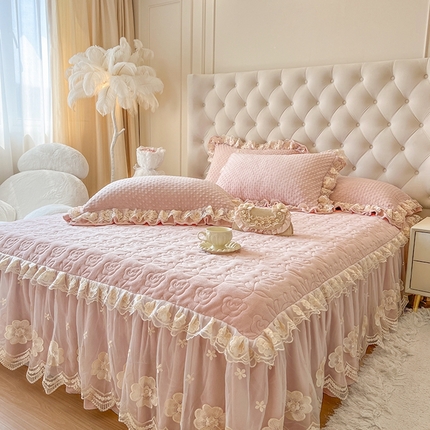 91家纺网 家纺一手货源 找家纺 瑞宝 2025新款全消光牛奶绒花边款床裙三件套 暖暖-少女粉
