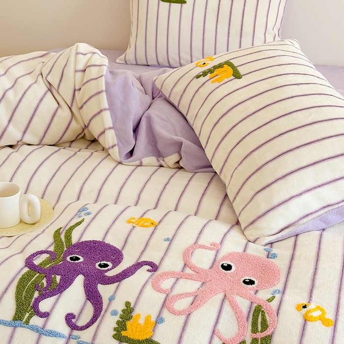 91家纺网 家纺一手货源 找家纺 沐棉家居 2024新款高克重条纹牛奶绒毛巾绣四件套 海底世界