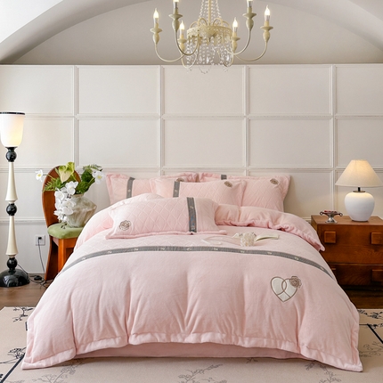 91家纺网 家纺一手货源 找家纺 （总）典曼家纺 2024新款法式轻奢全消光牛奶绒雕花拼接刺绣四件套（含无纺布包装）