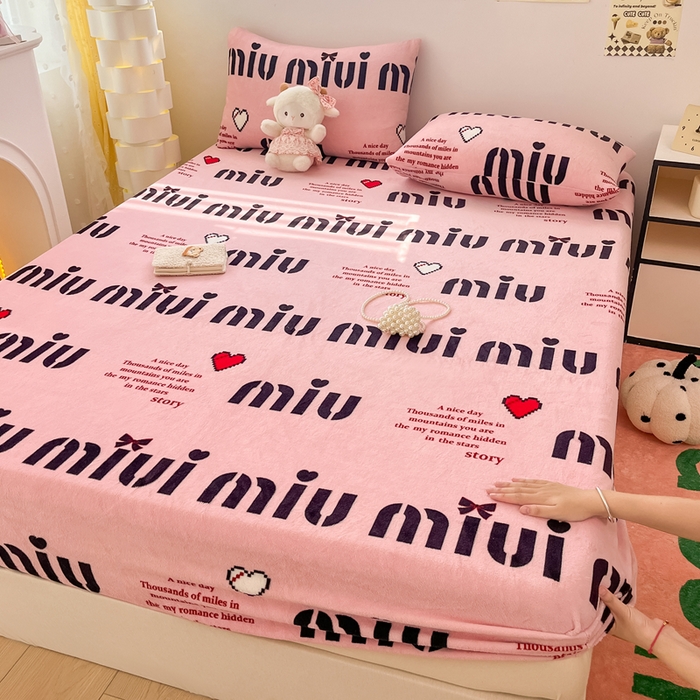 91家纺网 家纺一手货源 找家纺 默忆 2025新款加厚印花牛奶绒床笠三件套单床笠 与你由甜