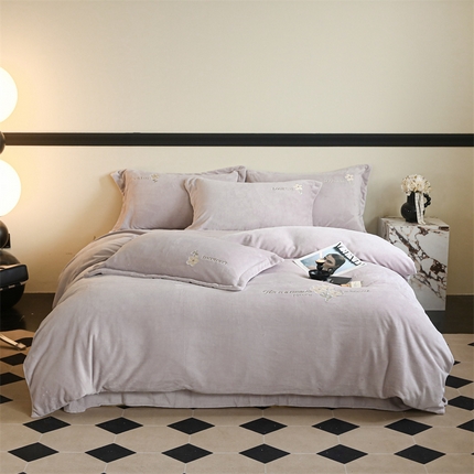 91家纺网 家纺一手货源 找家纺 名品优仓 2024新款牛奶绒绣花四件套-米娅 淡雅紫