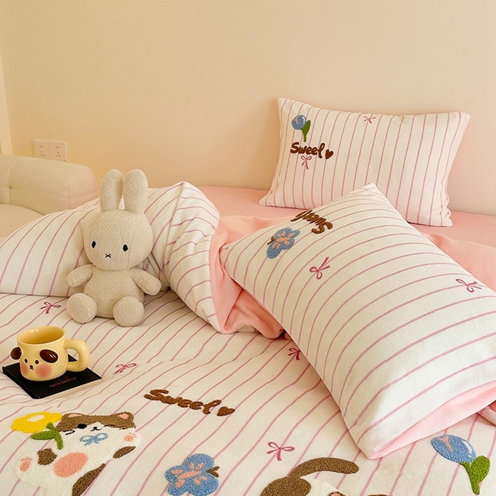 91家纺网 家纺一手货源 找家纺 沐棉家居 2024新款高克重条纹牛奶绒毛巾绣四件套 小花猫-粉