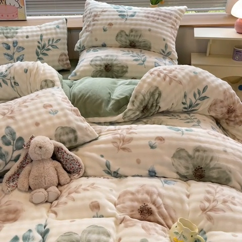91家纺网 家纺一手货源 找家纺 梵克保罗 2024新款泡泡绒加厚立体牛奶绒单被套多功能被套毯 花田-绿