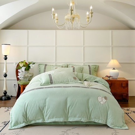 91家纺网 家纺一手货源 找家纺 （总）典曼家纺 2024新款法式轻奢全消光牛奶绒雕花拼接刺绣四件套（含无纺布包装）