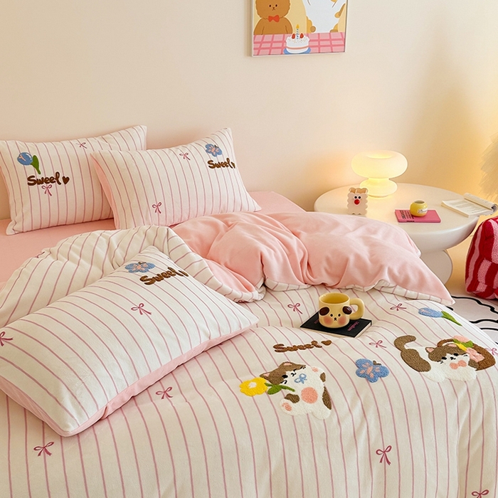 91家纺网 家纺一手货源 找家纺 沐棉家居 2024新款高克重条纹牛奶绒毛巾绣四件套 小花猫-粉