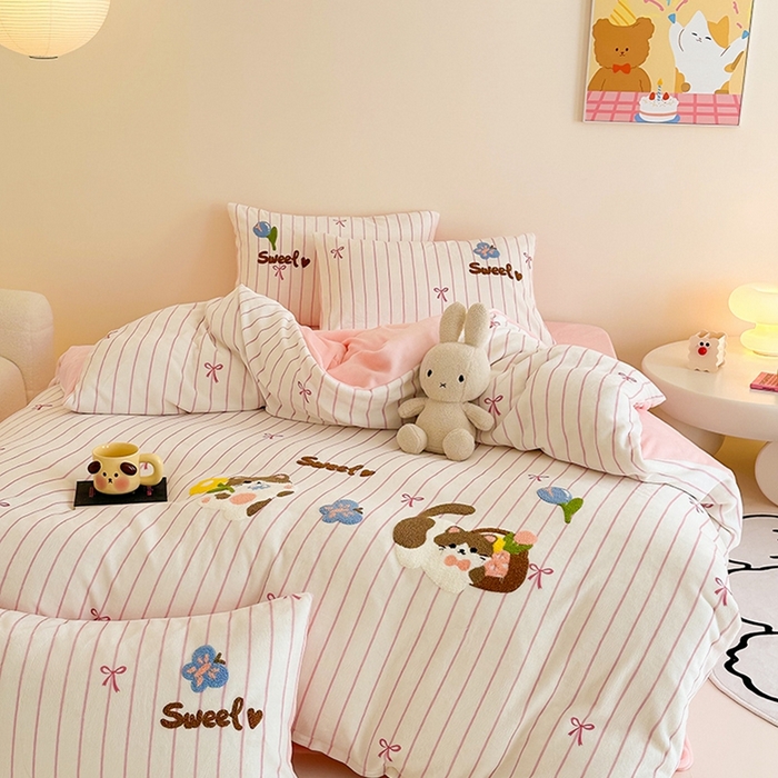 91家纺网 家纺一手货源 找家纺 沐棉家居 2024新款高克重条纹牛奶绒毛巾绣四件套 小花猫-粉