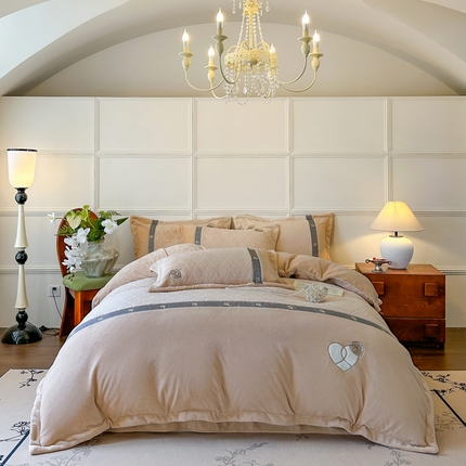 91家纺网 家纺一手货源 找家纺 （总）典曼家纺 2024新款法式轻奢全消光牛奶绒雕花拼接刺绣四件套（含无纺布包装）