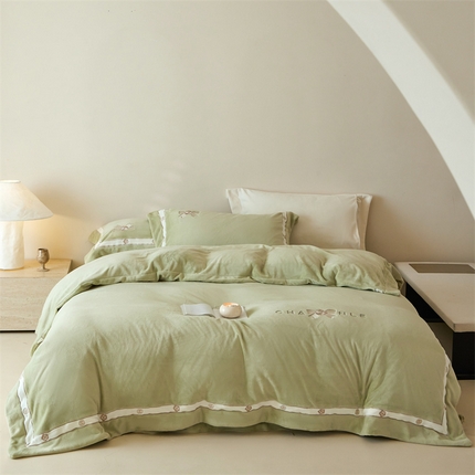 91家纺网 家纺一手货源 找家纺 名品优仓 2024新款高克重牛奶绒绣花撞色织带四件套-贝琳娜 贝琳娜-绿矾