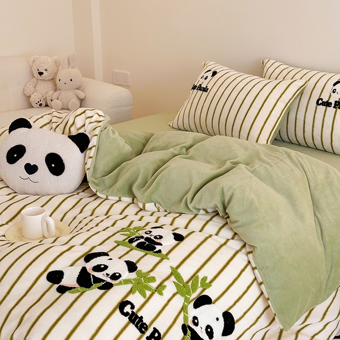 91家纺网 家纺一手货源 找家纺 沐棉家居 2024新款高克重条纹牛奶绒毛巾绣四件套 竹子熊猫-绿