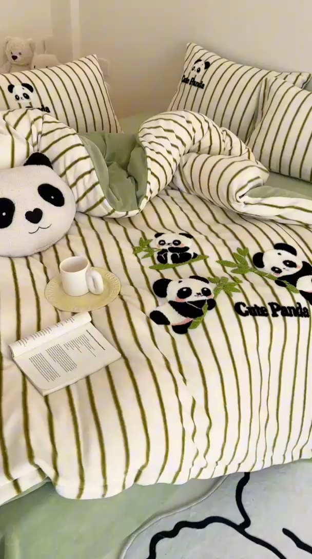 91家纺网 家纺一手货源 找家纺 沐棉家居 2024新款高克重条纹牛奶绒毛巾绣四件套 竹子熊猫-绿