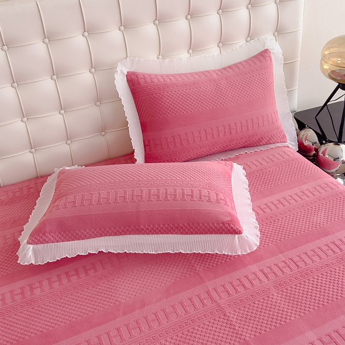 91家纺网 家纺一手货源 找家纺 冬然家纺 2024新款雕花绒床盖系列 H-玫瑰粉