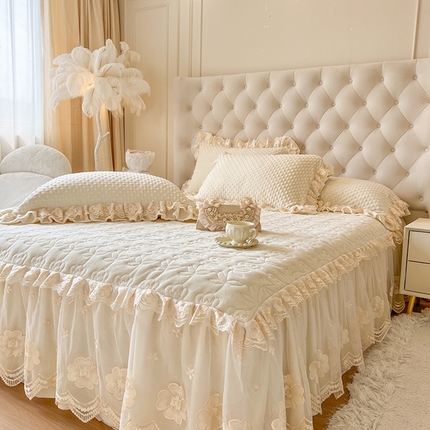 91家纺网 家纺一手货源 找家纺 瑞宝 2025新款全消光牛奶绒花边款床裙三件套 暖暖-奶油米