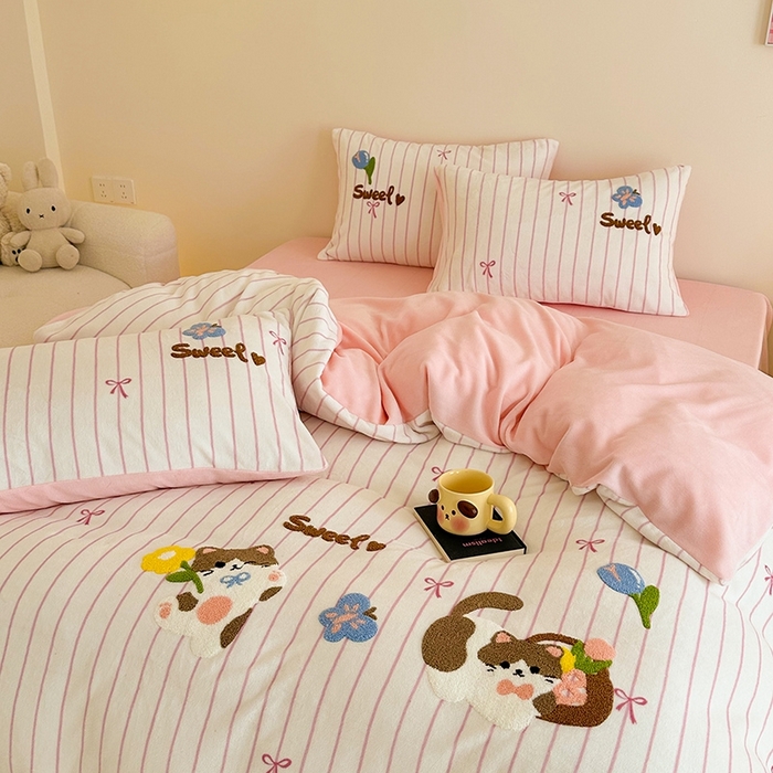 91家纺网 家纺一手货源 找家纺 沐棉家居 2024新款高克重条纹牛奶绒毛巾绣四件套 小花猫-粉