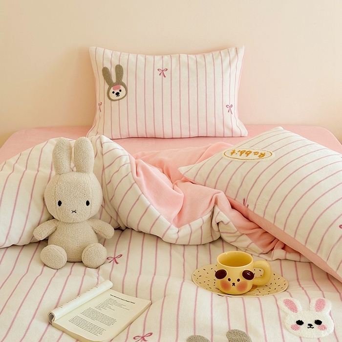 91家纺网 家纺一手货源 找家纺 沐棉家居 2024新款高克重条纹牛奶绒毛巾绣四件套 可爱兔