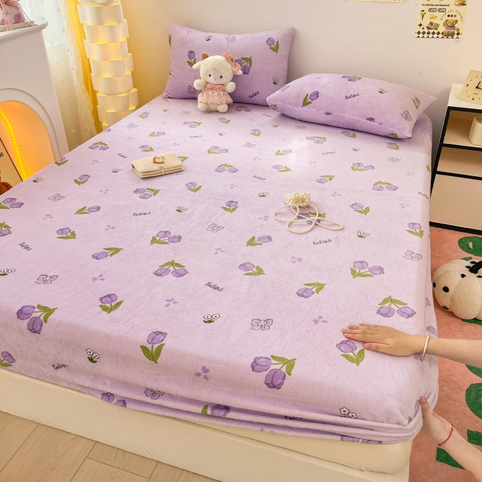 91家纺网 家纺一手货源 找家纺 默忆 2025新款加厚印花牛奶绒床笠三件套单床笠 郁金香紫